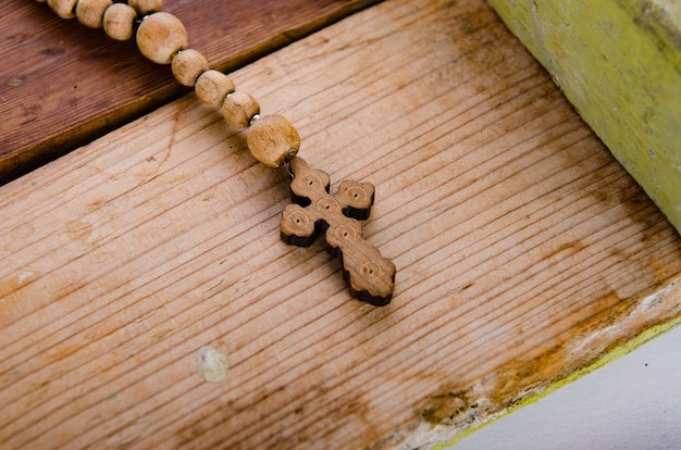 Foto bíblia e cruz no conceito religioso