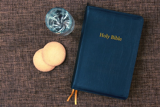 La Biblia es pan y agua en la mesa