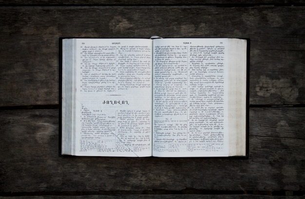 Biblia en un escritorio de madera.