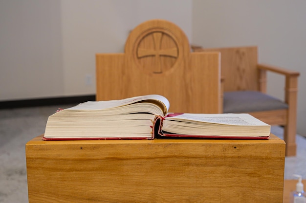 Biblia en la iglesia para leer el mensaje del sermón