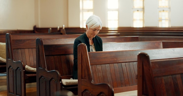 Biblia de la iglesia o mujer cristiana mayor lista para adorar a Dios espíritu santo o religión en la catedral sola fe dama espiritual madura o persona mayor en la capilla orando para alabar a Jesucristo