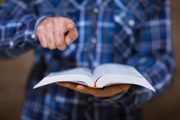 Biblia de la mano del hombre