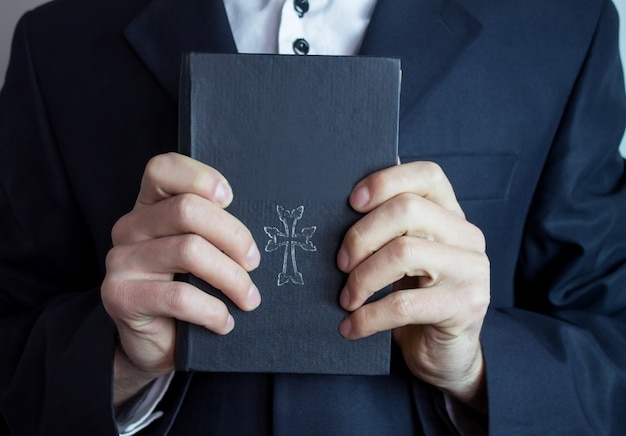 Biblia en manos del empresario