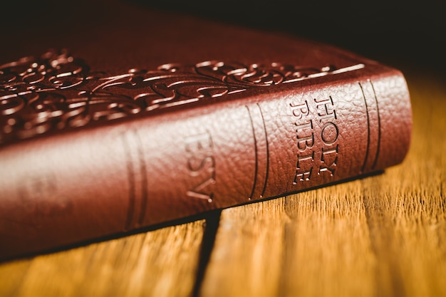 Biblia en la mesa de madera