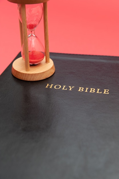 Bíblia sagrada e ampulheta