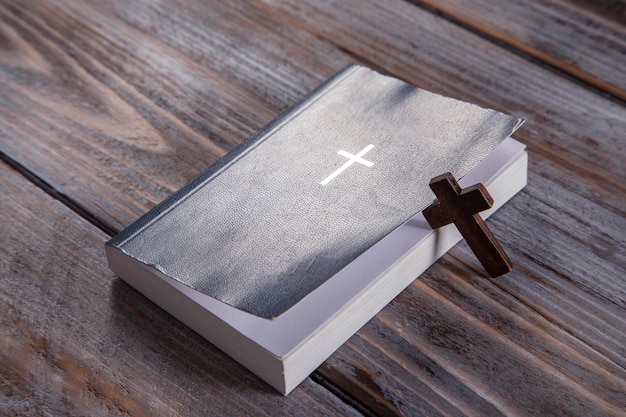 Foto bíblia sagrada e cruz na mesa