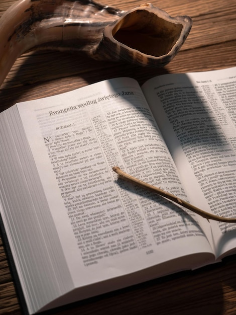 Biblia Szofar ciern Ewangelia wg Jana Fotografía