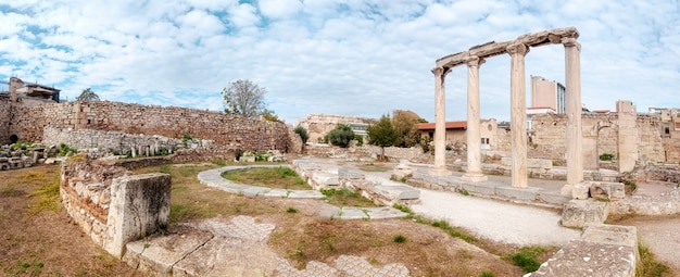 Foto biblioteca de adriano, lado norte de la acrópolis de atenas en grecia