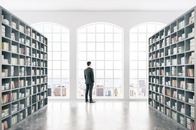 Biblioteca com empresário