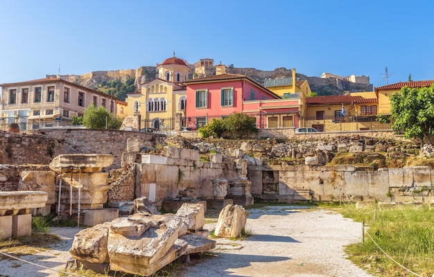 Biblioteca de Adriano com vista para a Acrópole e belas casas no antigo distrito de Plaka Atenas Grécia