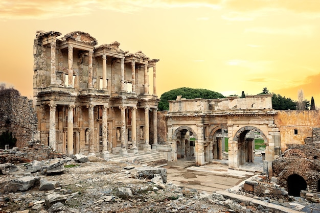 Biblioteca de Celsus em Éfeso, sob um céu amarelo. Turquia