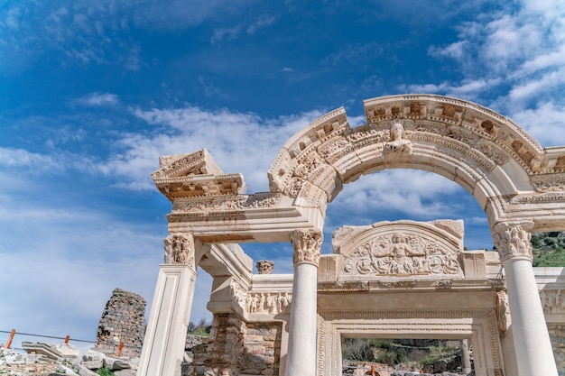 Foto biblioteca de celsus na antiga cidade de éfeso, turquia éfeso é um patrimônio mundial da unesco