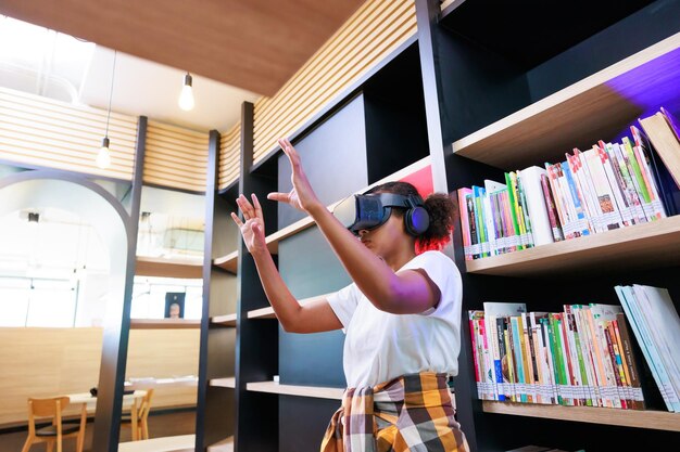 Biblioteca de fone de ouvido VR Jovem estudante adolescente treinando e aprendendo com fone de ouvido virtual VR na biblioteca da escola