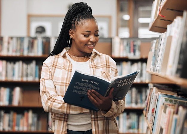 Biblioteca de mulheres negras e leitura para educação do conhecimento e relaxamento Menina e estudante nigeriana lêem livraria e pesquisam para tarefa, sorriem e aproveitam o tempo livre com literatura e estudo