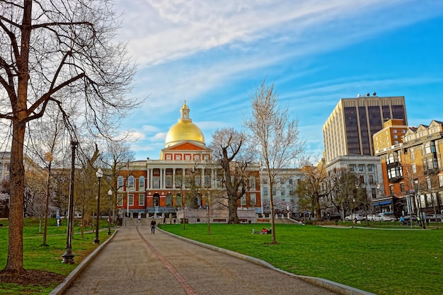 Biblioteca Estadual de Massachusetts no parque público Boston Common no centro de Boston, MA, Estados Unidos. Pessoas no fundo