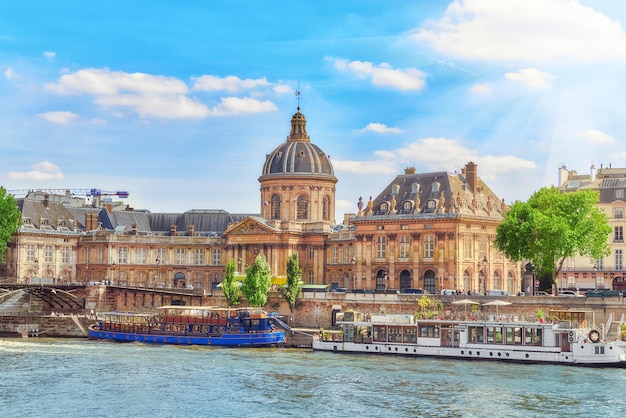 Biblioteca Mazarin Bibliotheque Mazarine e Ponte das Artes Pont des Arts em Paris França