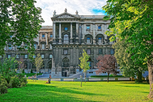 Biblioteca Nacional do Palácio de Hofburg em Heldenplatz em Viena, Áustria. Pessoas em segundo plano