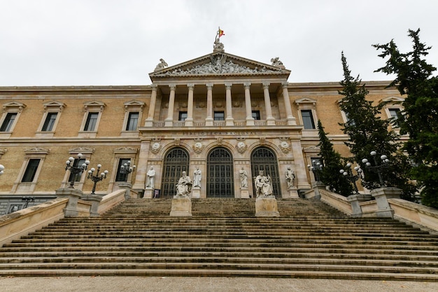 Foto la biblioteca nacional de españa es una de las principales bibliotecas públicas más grandes de españa y una de las bibliotecas más grandes del mundo. se encuentra en madrid en el paseo de recoletos.