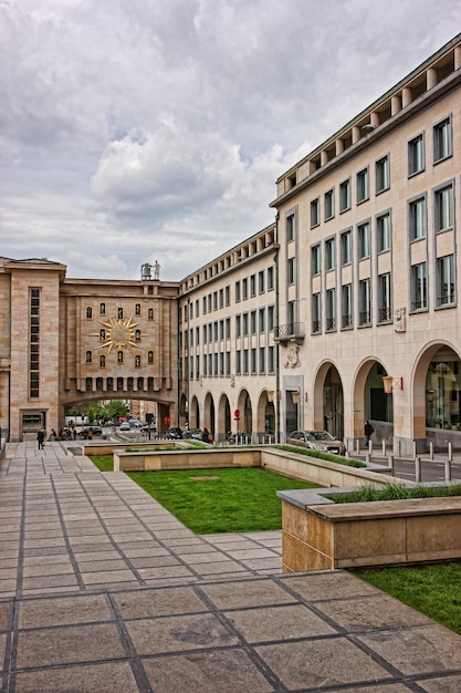 Biblioteca real da bélgica e jardim mont des arts em bruxelas, capital da bélgica.