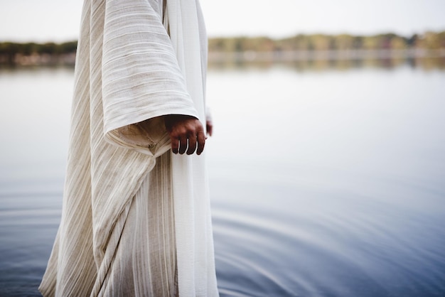 Biblische Szene - von Jesus Christus, der im Wasser geht, mit verschwommenem Hintergrund