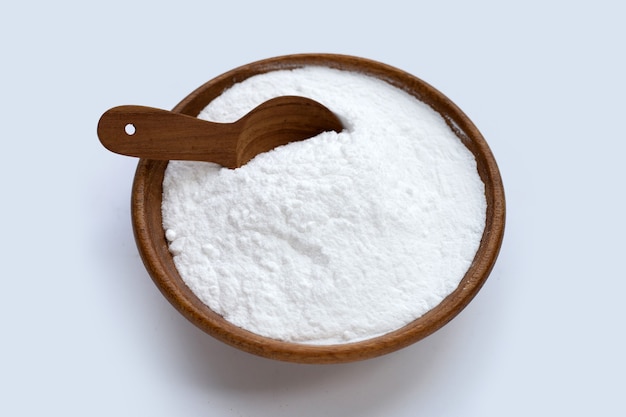 Bicarbonato de sódio em fundo branco.