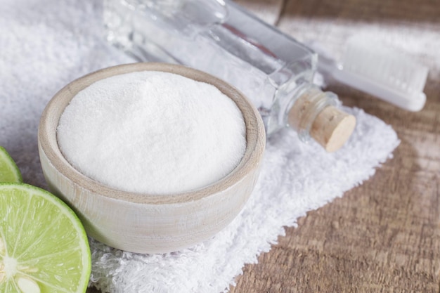 Bicarbonato de sodio y limón sobre mesa de madera