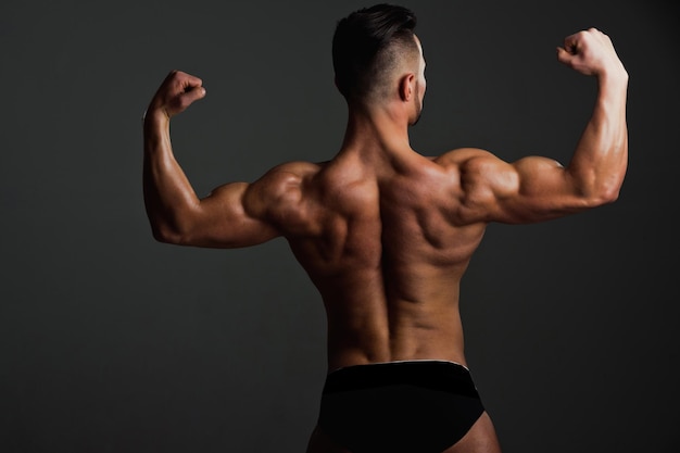 Bíceps e tríceps de atleta com corpo musculoso