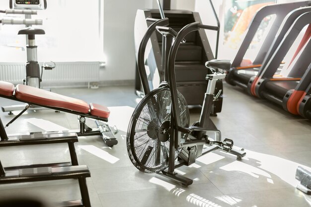 Bicicleta de aire en un gimnasio moderno