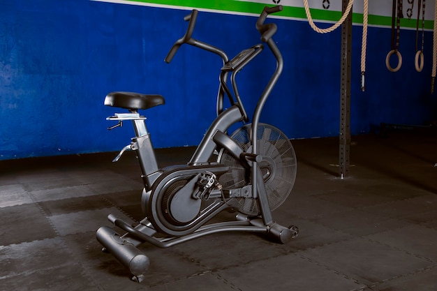 Bicicleta de Aire en gimnasio con piso de goma y fondo azul