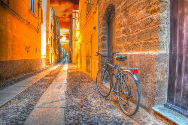 Bicicleta en Alghero bajo una puesta de sol escénica Procesado para efecto de mapeo de tonos hdr