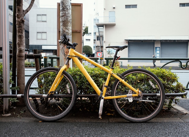 Foto bicicleta amarela com detalhes pretos