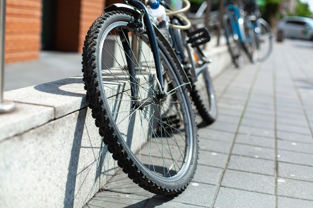 Bicicleta amarrada à cerca. estacionamento para bicicletas.