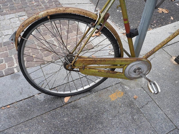 Bicicleta antigua estacionada