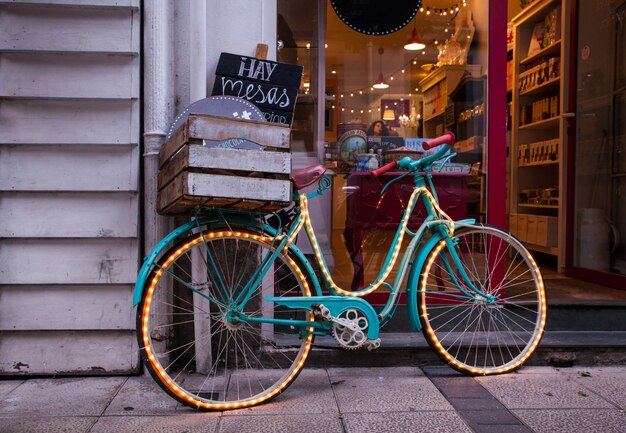 Bicicleta ao lado da loja