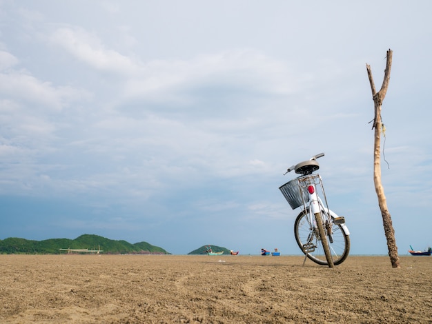 Bicicleta ao lado da praia.