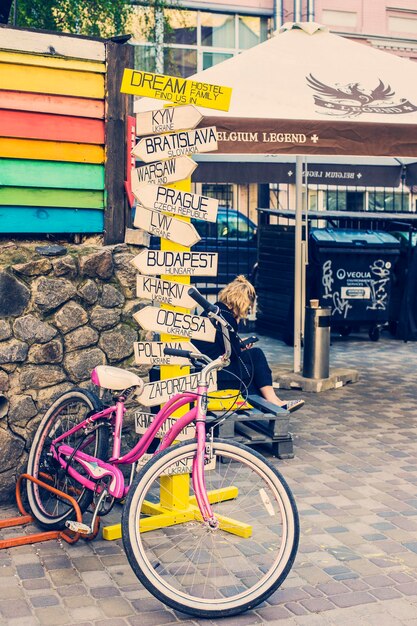 Bicicleta aparcada escuchar el albergue en Kiev, Ucrania