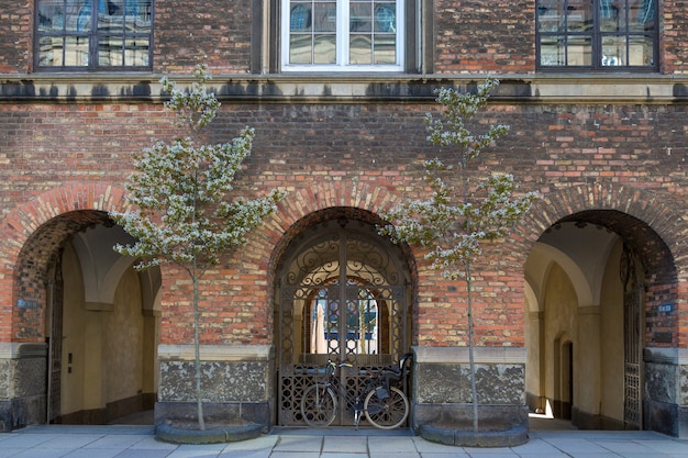 Bicicleta aparcada frente al edificio, Copenhague, Dinamarca.