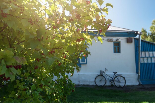 Foto bicicleta apoiada contra a parede da velha casa da aldeia