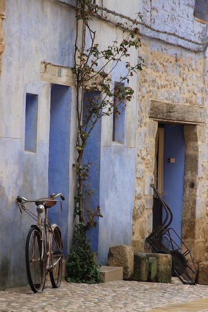 Bicicleta apoiada em uma casa velha