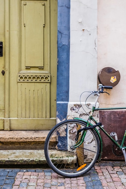Bicicleta apoiada na parede na cidade