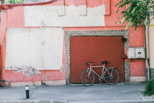 Bicicleta apoiada na parede na cidade