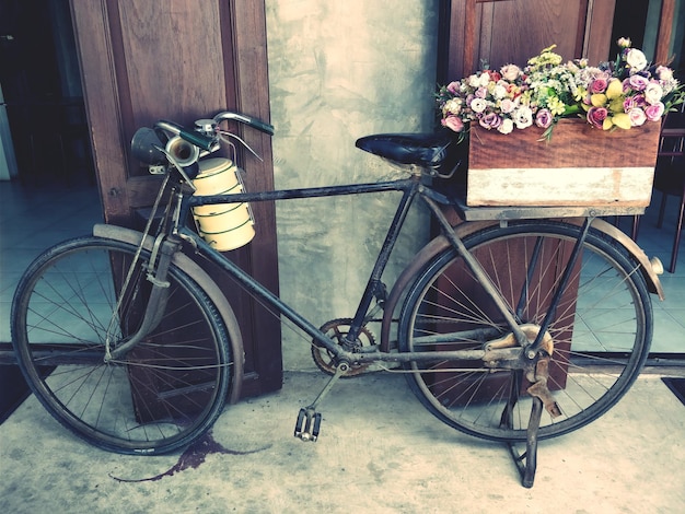 Foto bicicleta apoyada en la pared