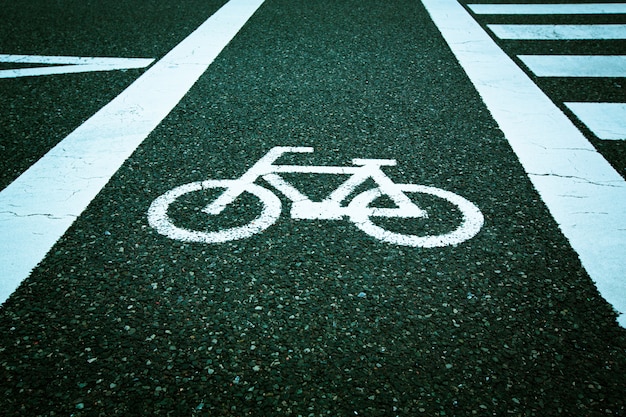 Bicicleta assinada na estrada de asfalto
