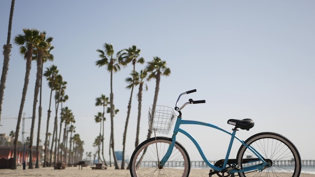 Bicicleta azul, bicicleta de crucero en la playa de mar océano, costa de California, Estados Unidos. Ciclo cerca de la torre de salvavidas.