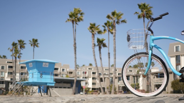 Bicicleta azul, bicicleta cruzadora pela praia do oceano, costa do Pacífico, Califórnia EUA, costa do mar. torre de salva-vidas