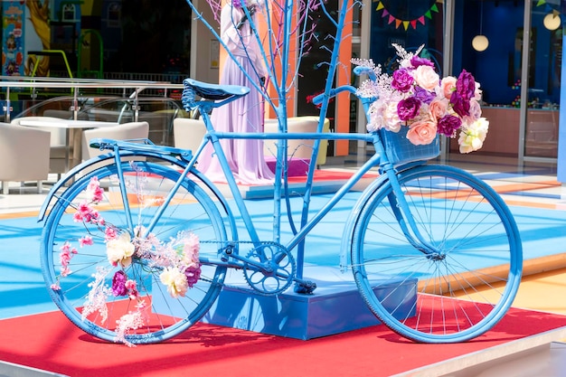 Bicicleta azul vintage decorativa com flores