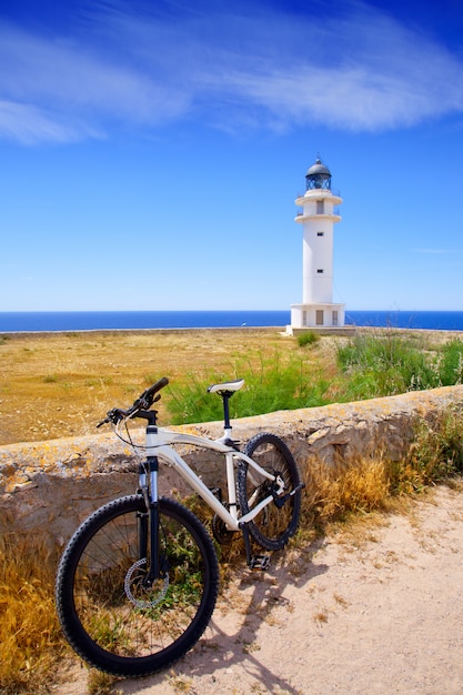 Bicicleta en Balear Formentera Faro de Barbaria.