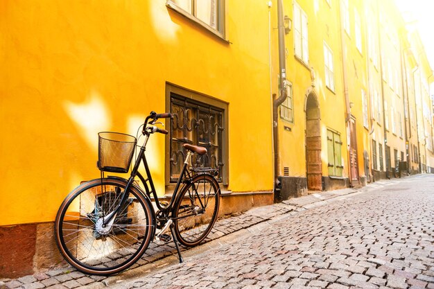 Bicicleta en la calle con casas amarillas en Estocolmo, Suecia