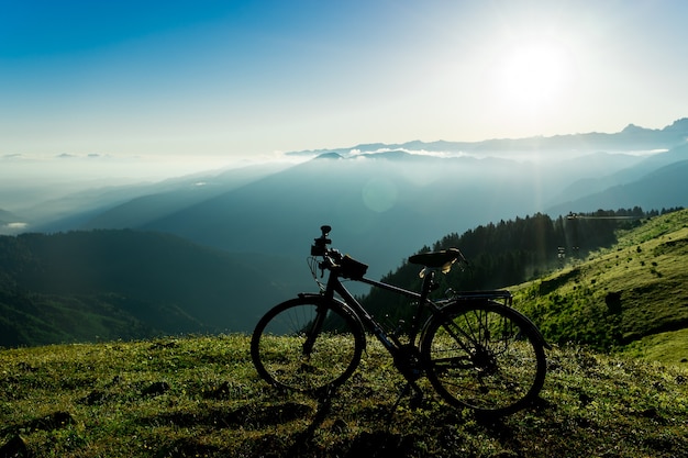 Foto bicicleta en el campamento de bicicletas contra el fondo del cielo al atardecer