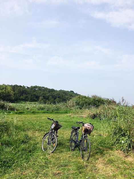 Foto bicicleta en el campo contra el cielo